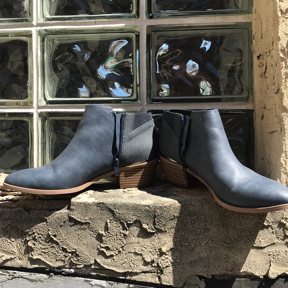 Vera Wang Blue Ankle Boots. Size 7.5